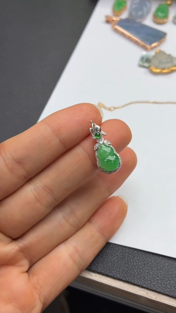 颈饰18K金镶嵌翡翠天然翡翠A货