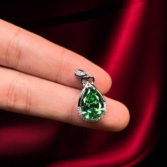  如懿高订081-轻奢幻彩艳绿宝精切合金吊坠