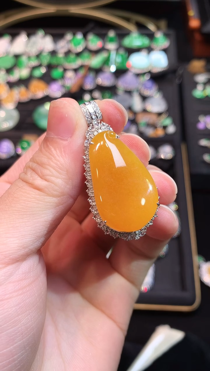 吊坠(赠链)18K金镶嵌翡翠心*高冰黄翡福瓜吊坠