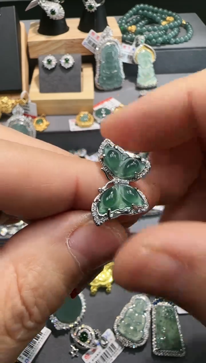 【闪购商品】翡翠吊坠(赠链)未镶嵌天然翡翠A货带证书发货