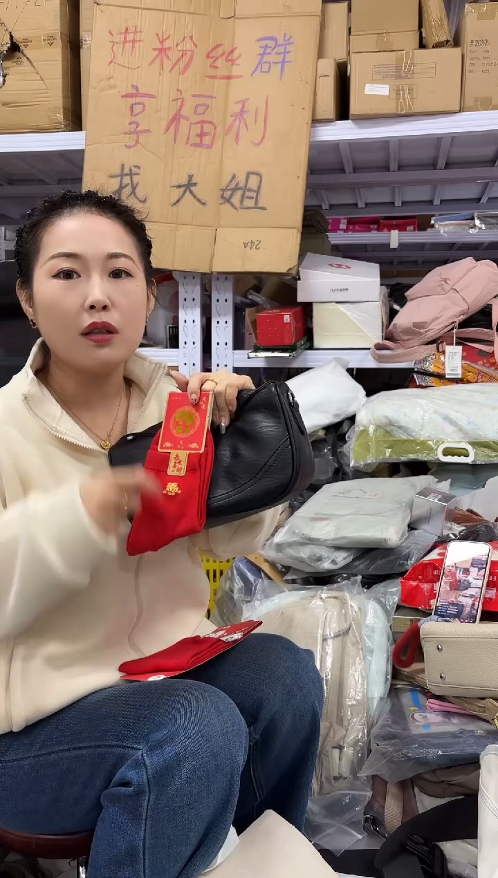 PVC点点小红心 没关注的关注一下主播  女袜发三双红色