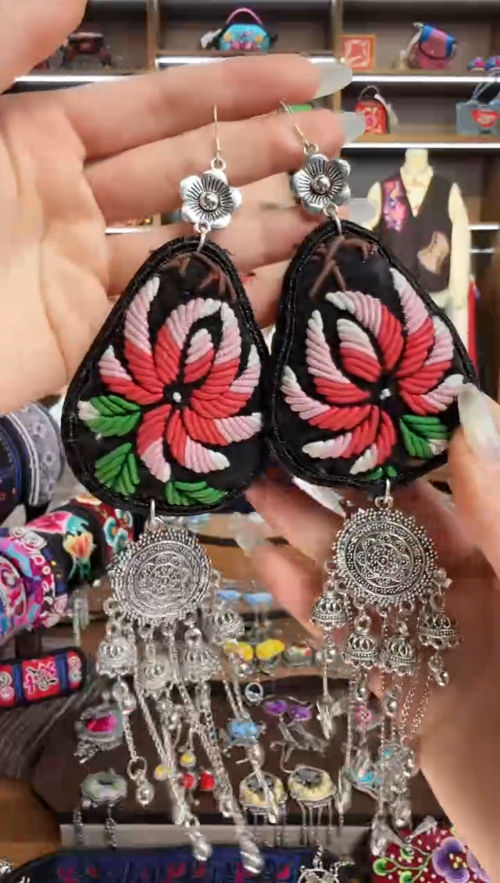 【闪购商品】织绣166蒙阿苏苗绣传承