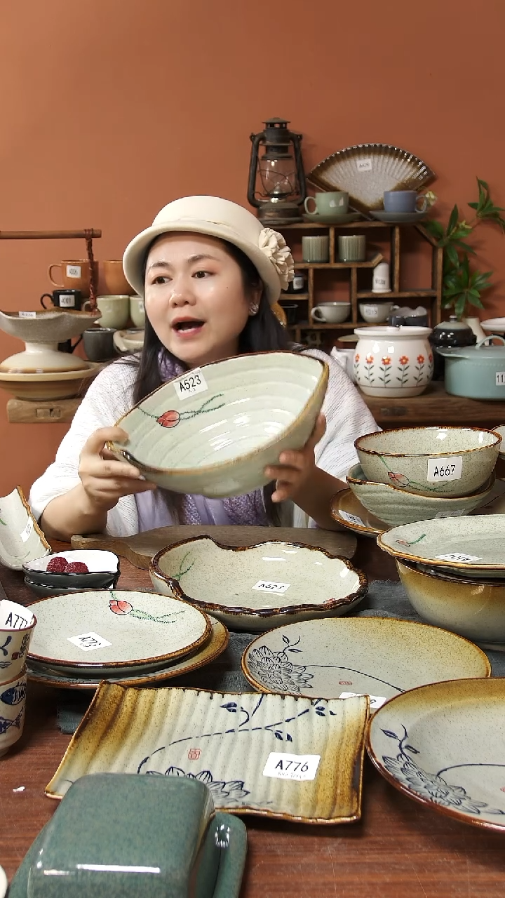 陶瓷A523 一只手绘荷花黑点大元宝碗28.5*21*11可能微瑕