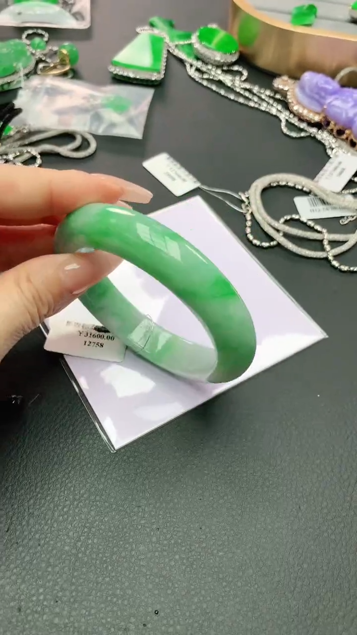 【闪购商品】翡翠手镯未镶嵌赠礼盒证书