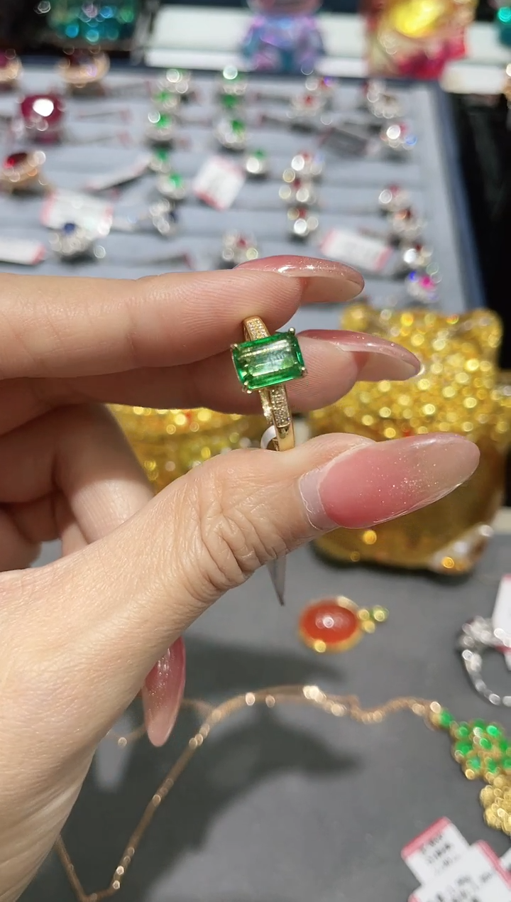 戒指18K金镶嵌祖母绿戒指