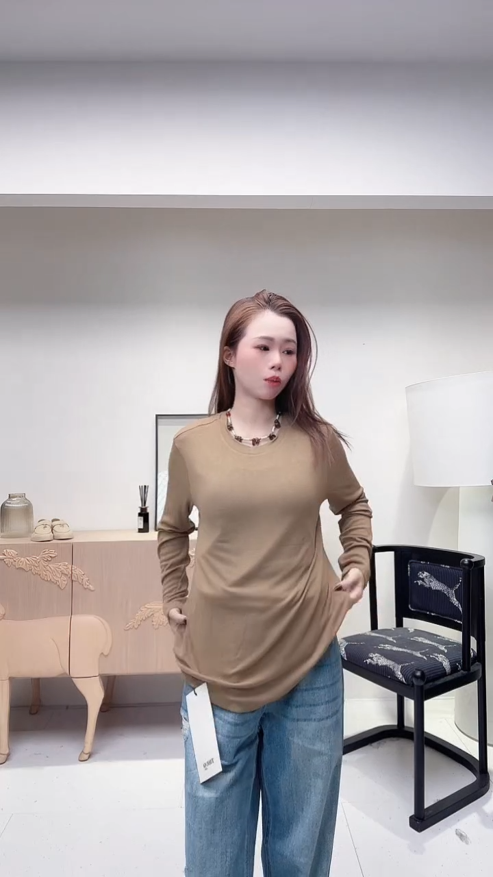 咖色圆领经典上衣