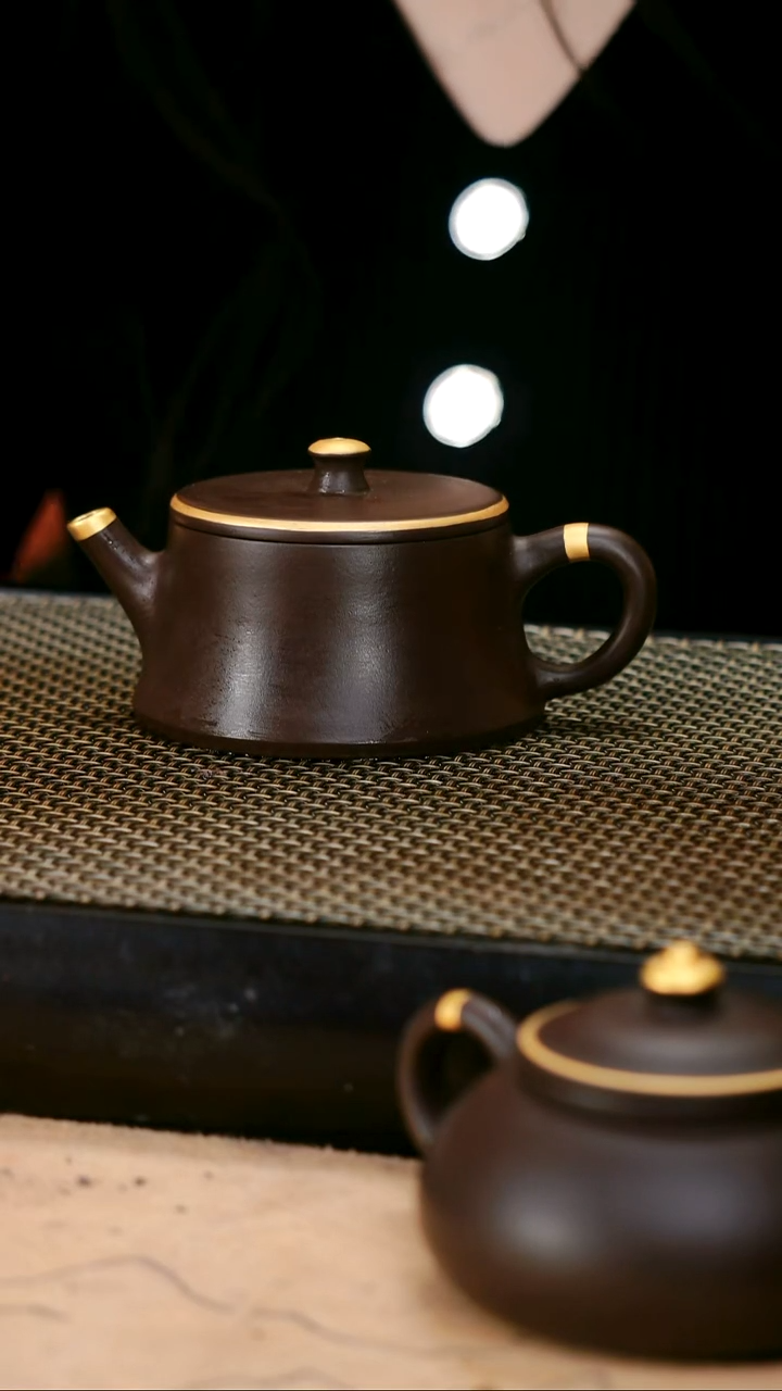 茶壶紫砂四号井茄皮紫泥描金新款云柱160cc