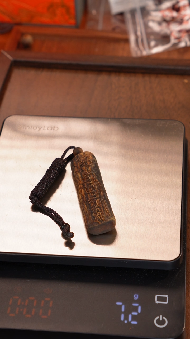 沉香吊坠林*海南莺歌绿奇楠六字真言浮雕吊坠