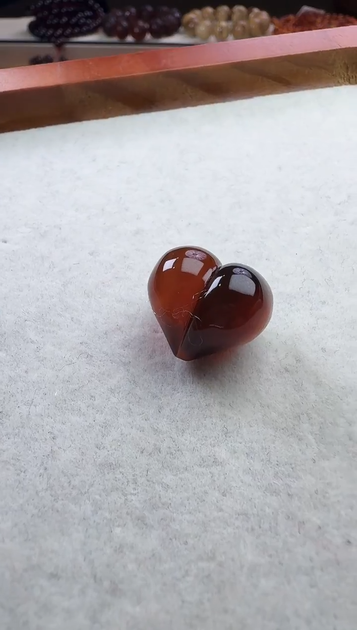 裸石琥珀未镶嵌关**朵琥珀爱心