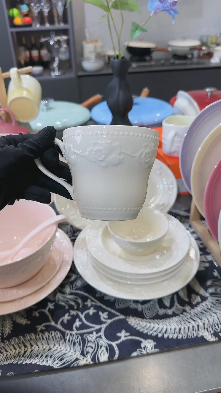 【闪购商品】瓷1个浮雕草莓陶瓷马克杯300ml奶油白