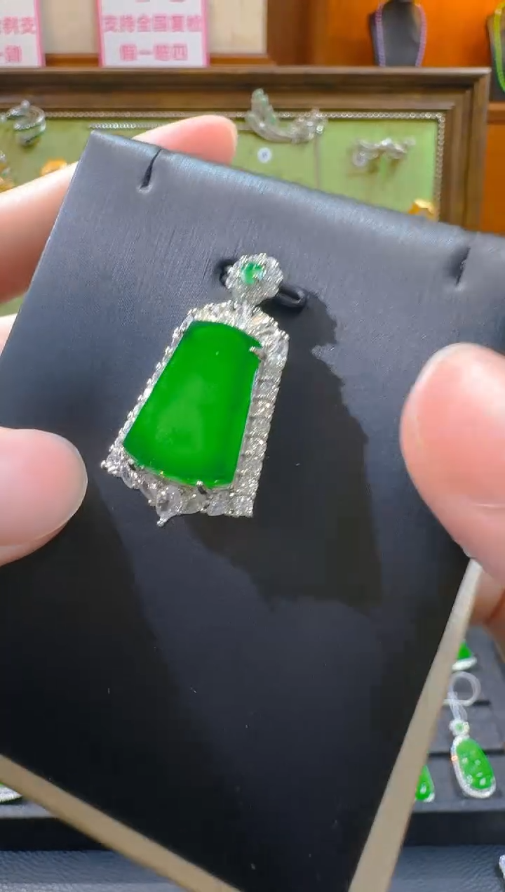 【闪购商品】翡翠吊坠(赠链)未镶嵌天然A货翡翠