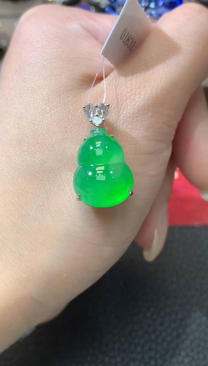 【闪购商品】翡翠吊坠(不含链)18K金镶嵌D15