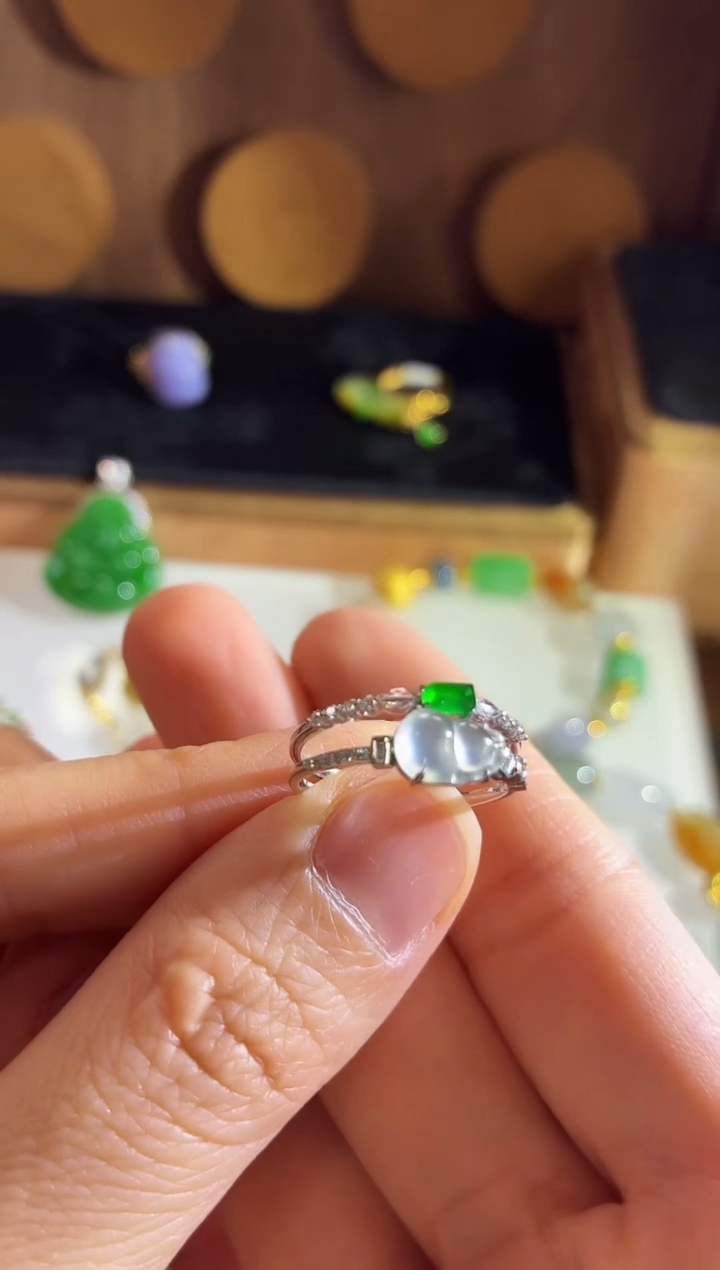 18K金镶嵌戒指翡翠戒指