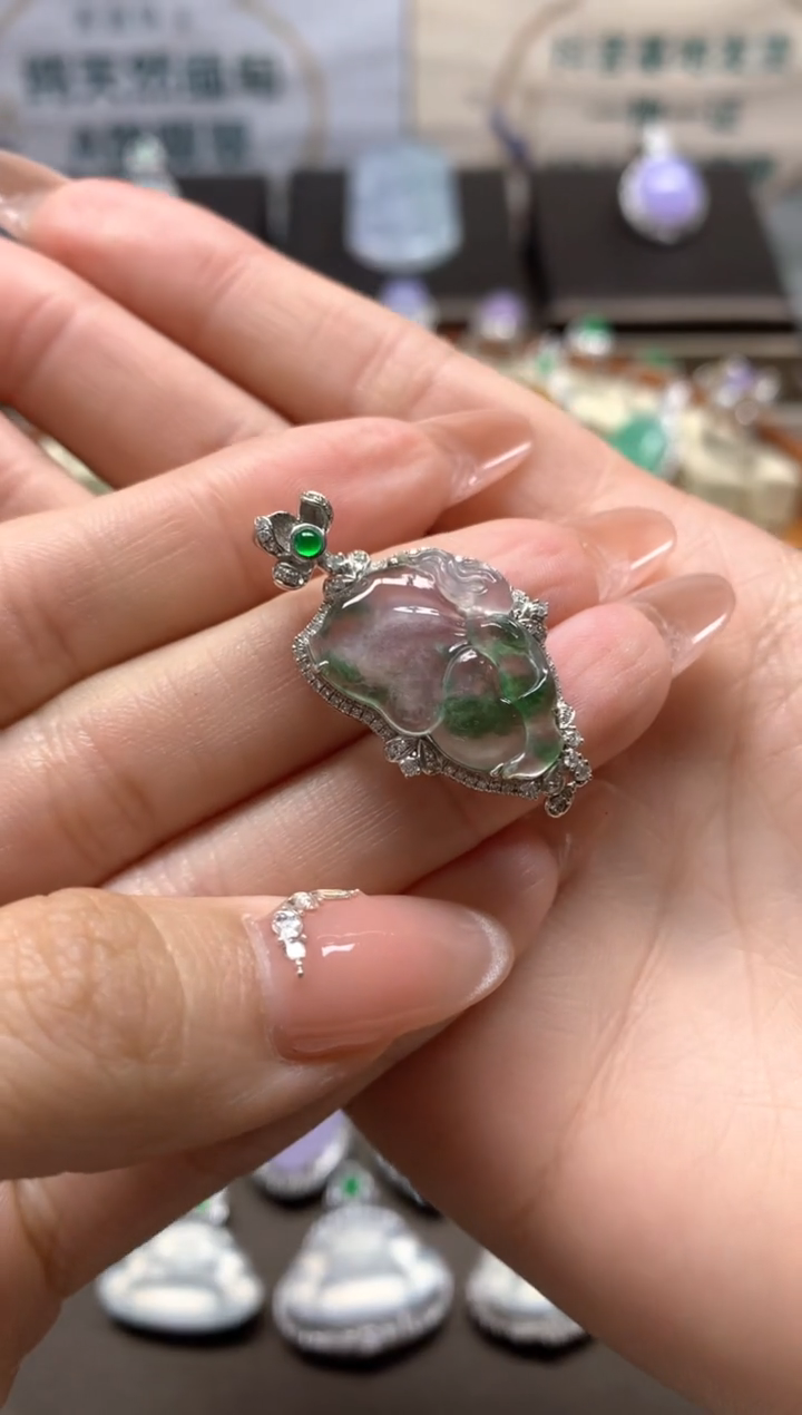 【闪购商品】翡翠吊坠(不含链)18K金镶嵌蝴蝶仙子