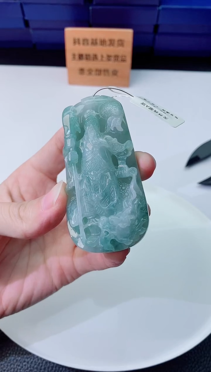 翡翠未镶嵌颈饰  `