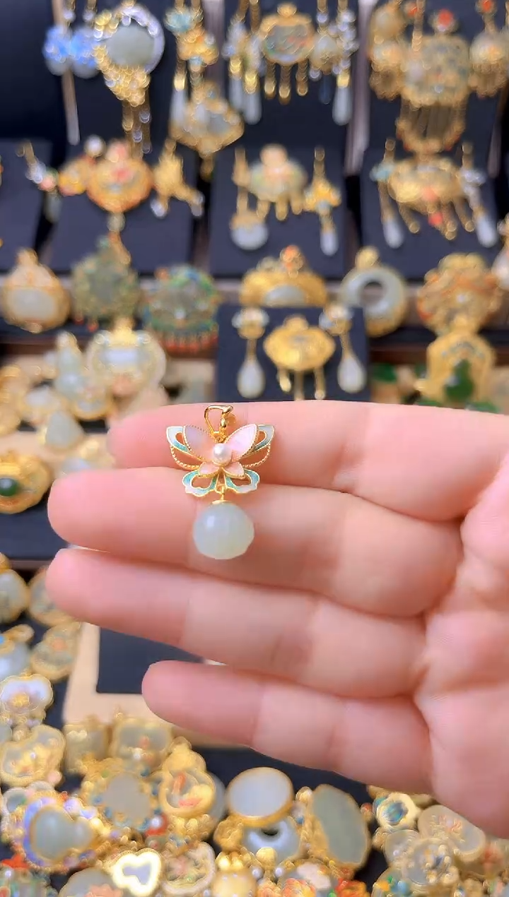 颈饰银S925镀金镶嵌和田玉蝴蝶莲蓬吊坠