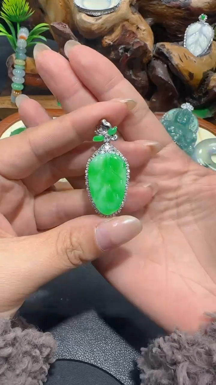 【闪购商品】翡翠吊坠(不含链)18K金镶嵌吊坠