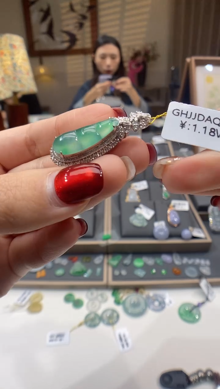 【闪购商品】翡翠颈饰18K金镶嵌豆子