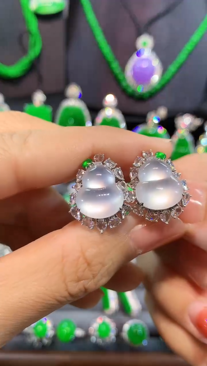 18K金镶嵌翡翠耳饰耳包