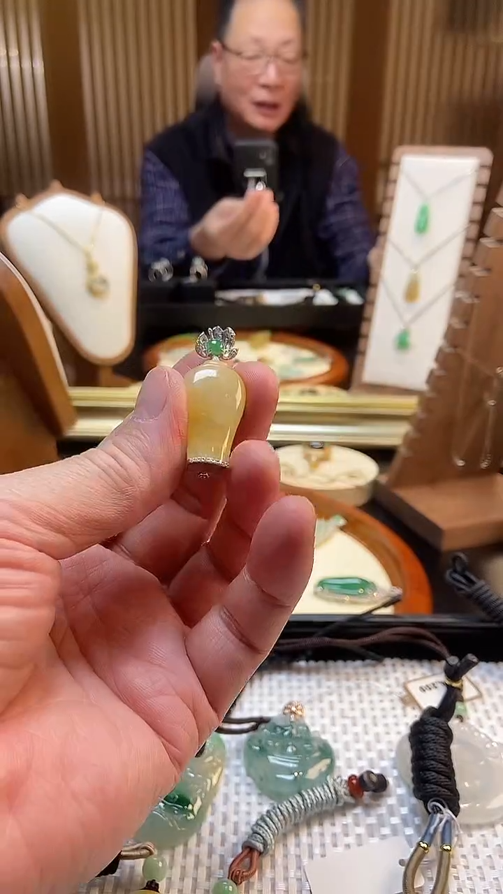 吊坠(不含链)18K金镶嵌翡翠冰黄宝瓶吊坠，高41.6宽17.4厚6.8