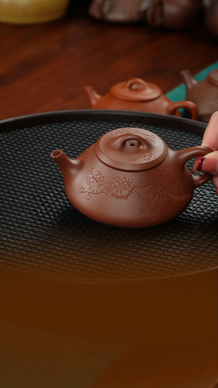 【闪购商品】底槽青茶壶衍古造器制《石瓢壶(刻梅)》