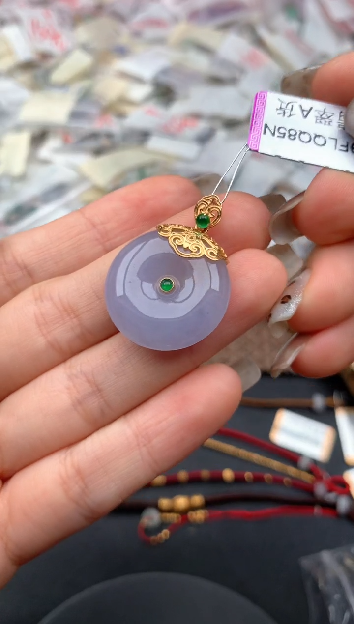 18K金镶嵌挂件翡翠一