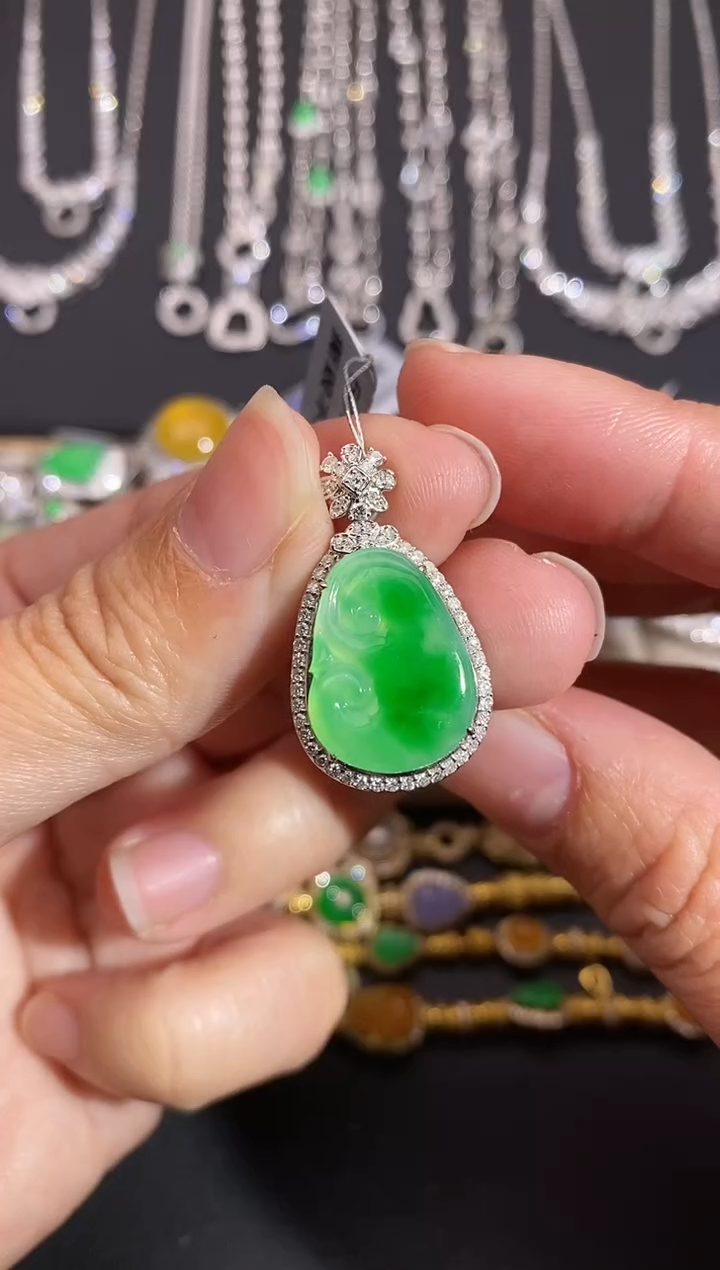 颈饰18K金镶嵌翡翠吊坠