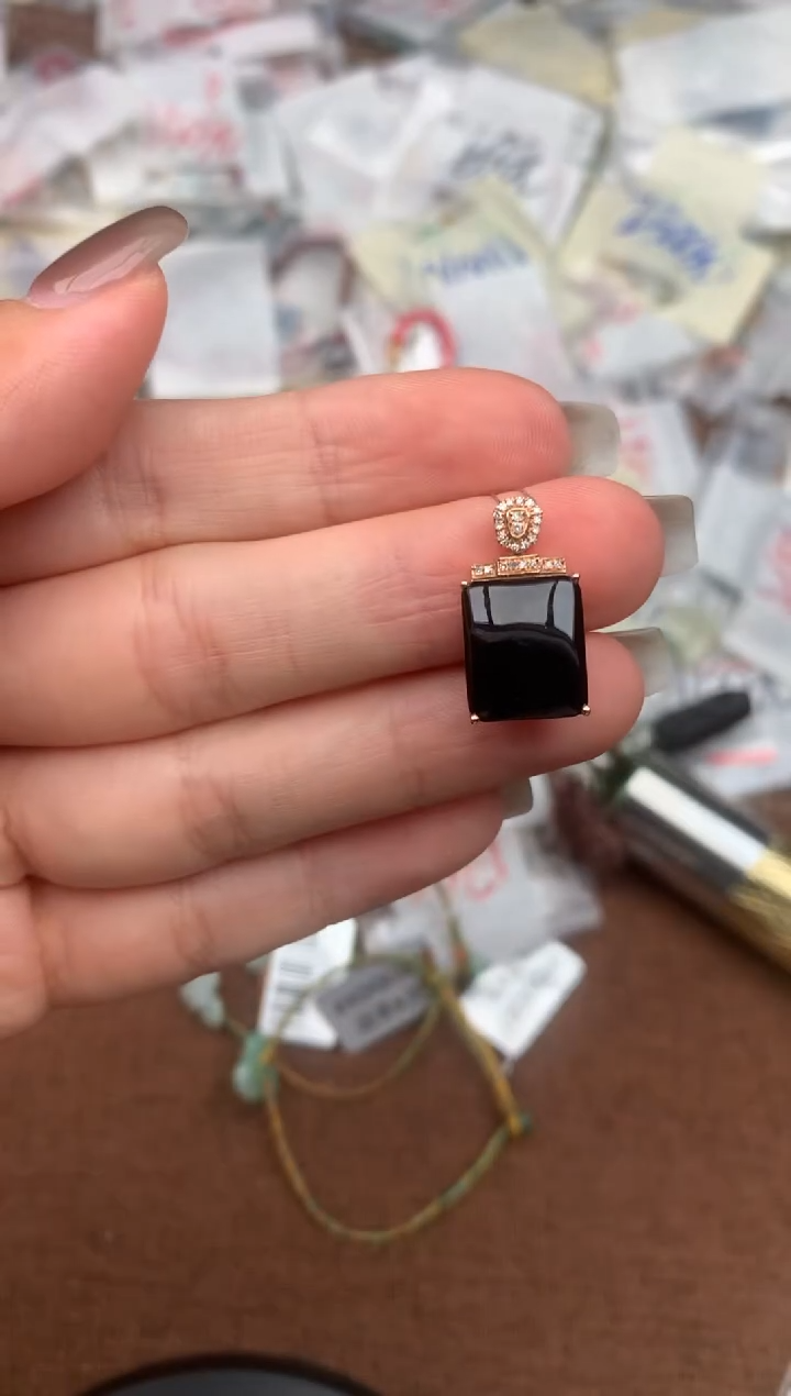 18K金镶嵌挂件翡翠—