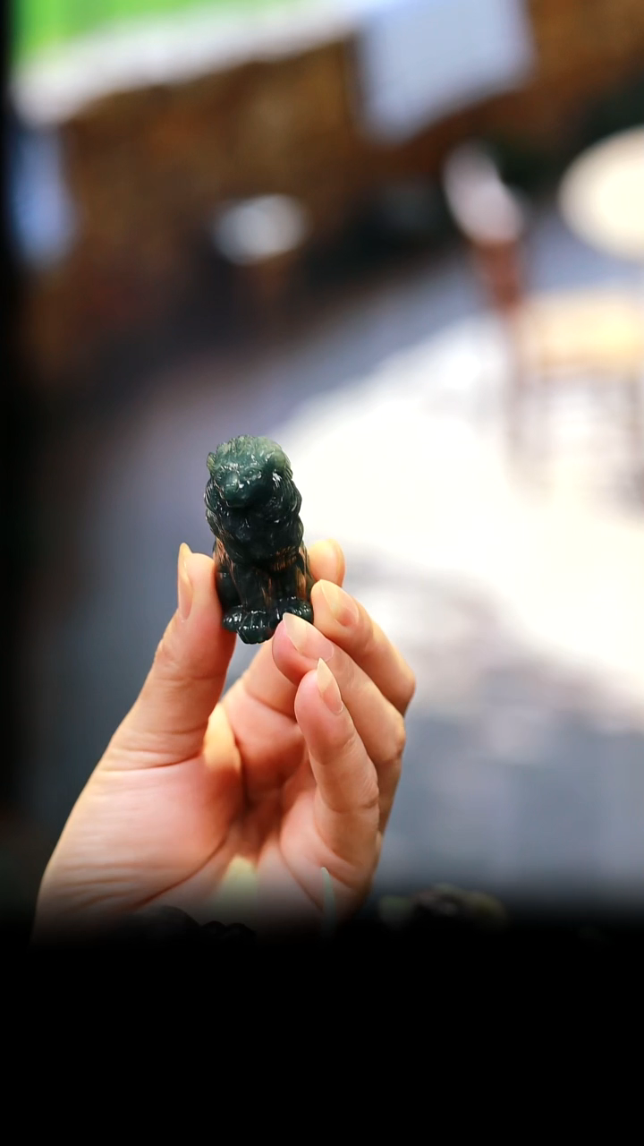 未镶嵌摆件翡翠狮子