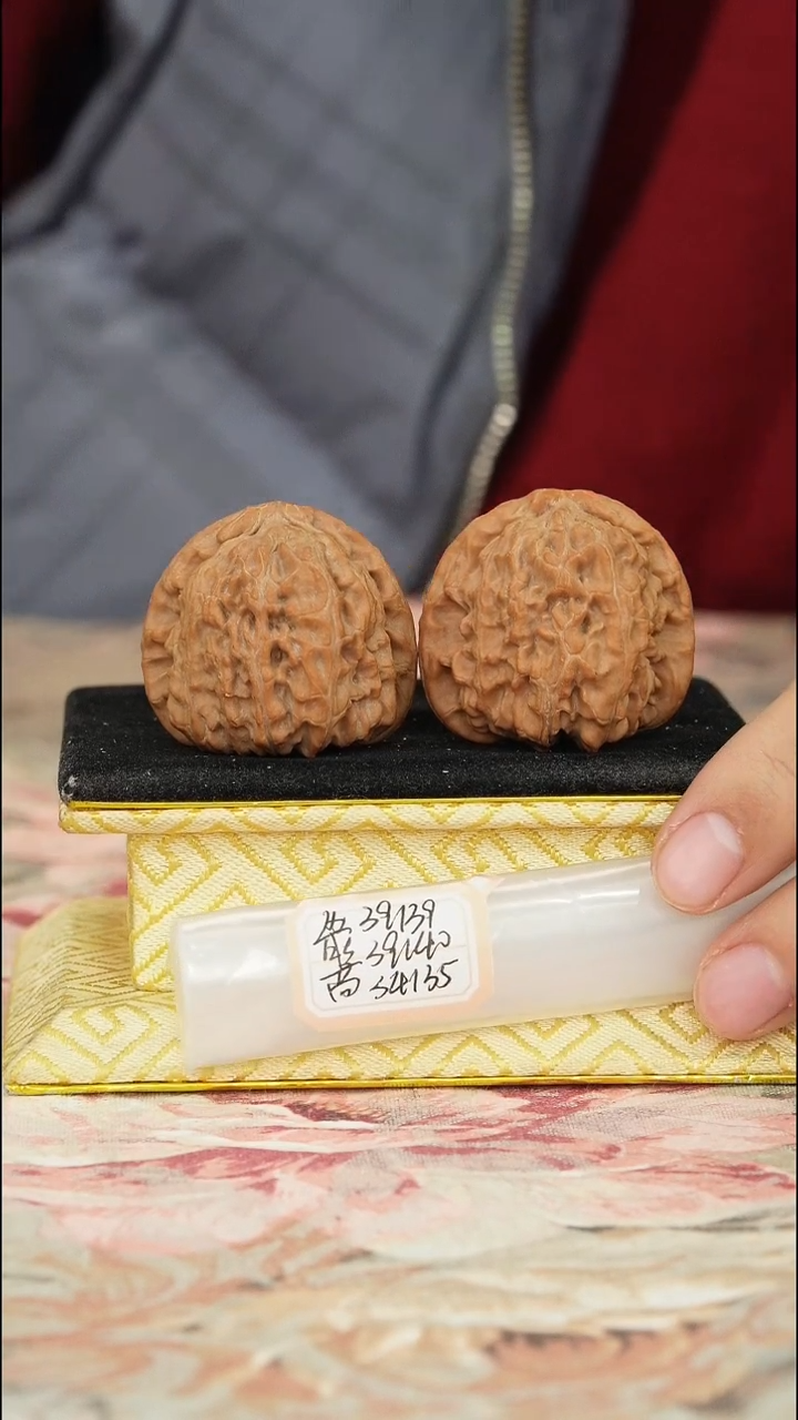 【闪购商品】文玩核桃把件白狮子