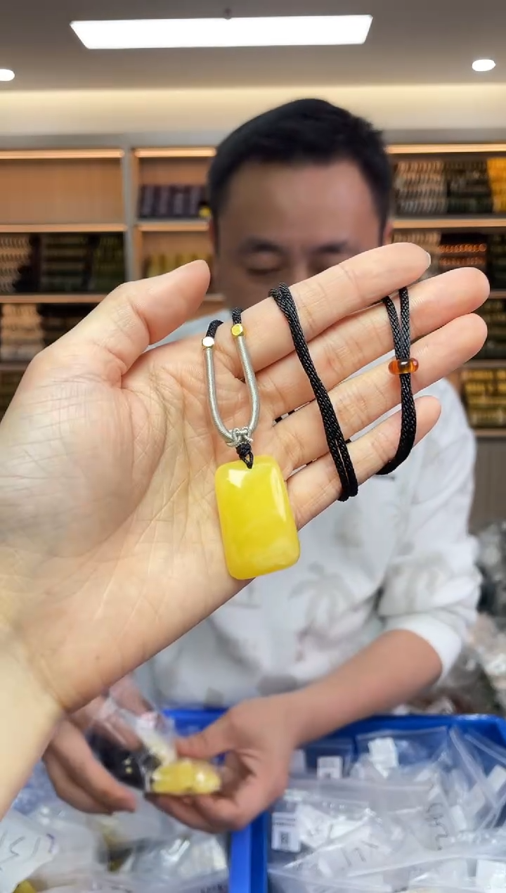 【闪购商品】蜜蜡裸石未镶嵌多样性发一件