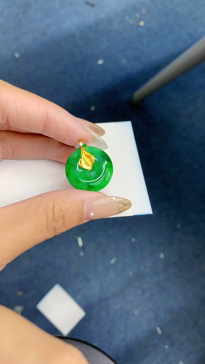 翡翠18K金镶嵌颈饰             8