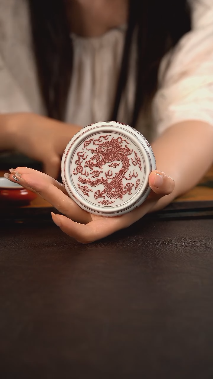 杯贵红窑釉里红龙纹圆饼盖置