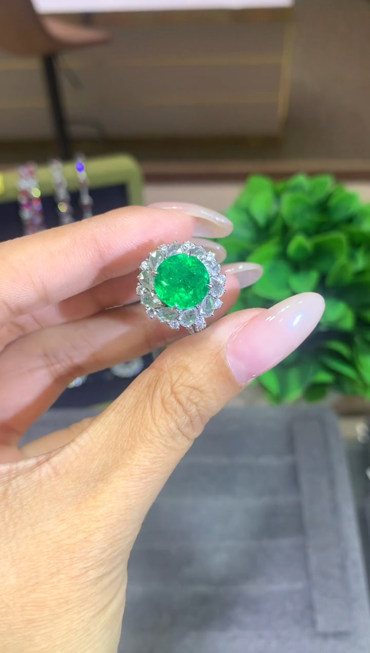 18K金镶嵌戒指祖母绿3.64ct