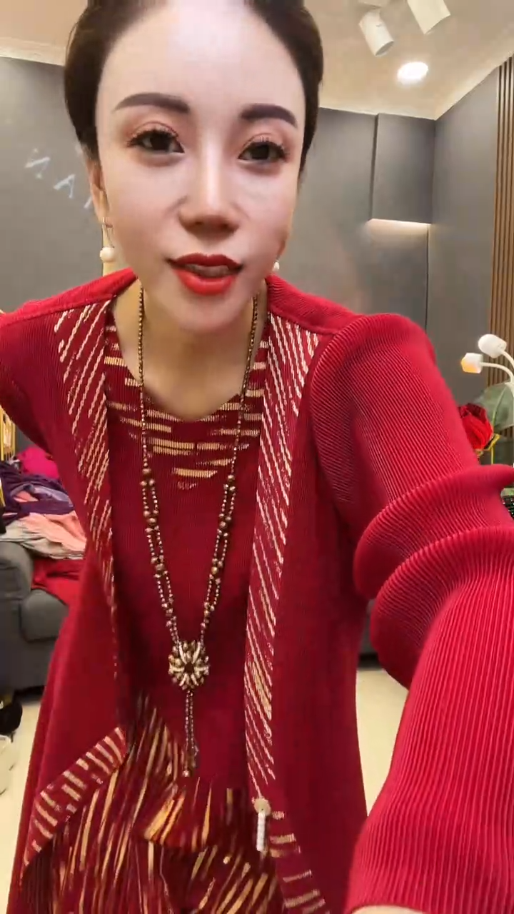 聚酯纤维（涤纶）红色金边裙