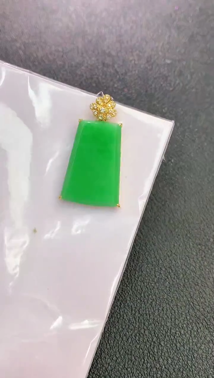 颈饰18K金镶嵌翡翠赠礼盒证书 珍珍