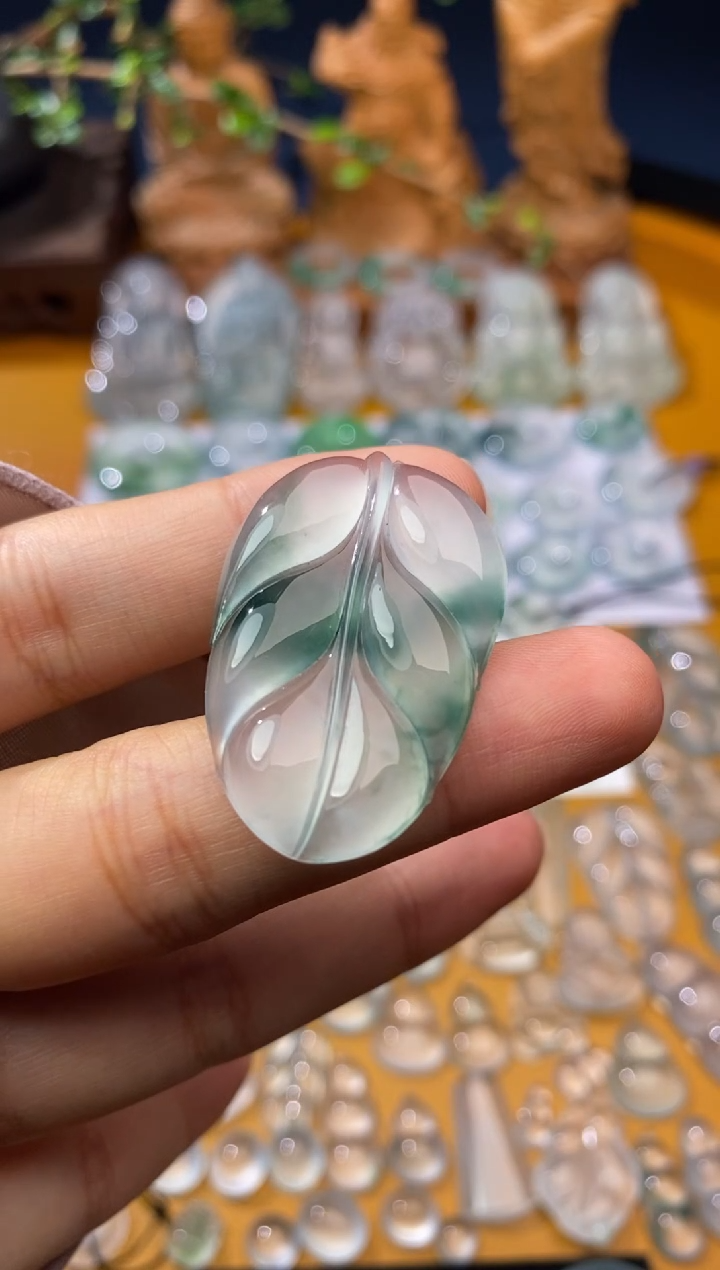 翡翠未镶嵌颈饰叶子