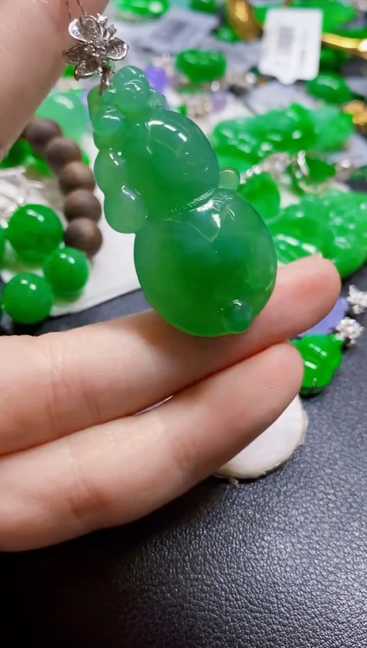 颈饰18K金镶嵌翡翠葫芦