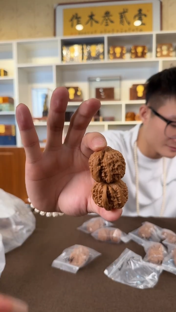 木A40 白狮子核桃一对