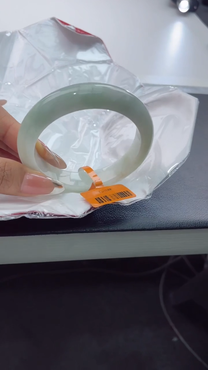 【闪购商品】翡翠手镯未镶嵌8翡翠手镯（微瑕）