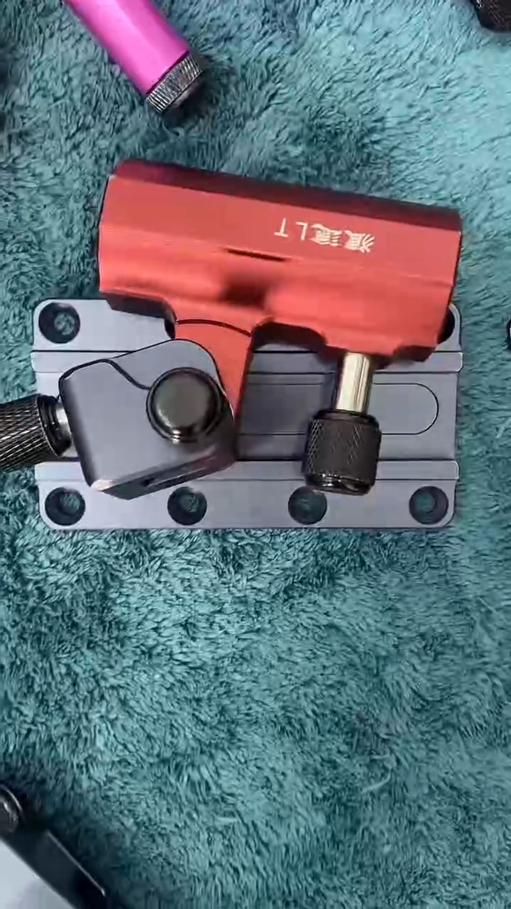 左手 酒红平板划痕