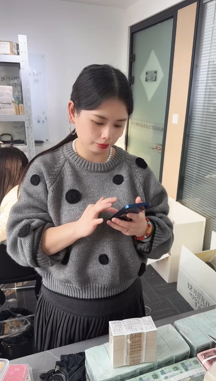 用****4整刀百张连号 银行保真鉴定 01 黄金甲 XD 无47