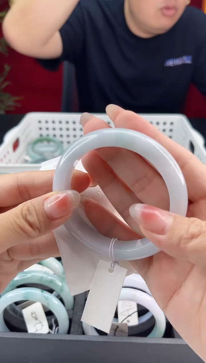 翡翠手镯未镶嵌翡翠1