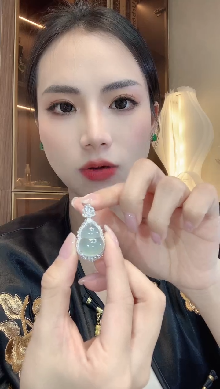 翡翠18K金镶嵌吊坠(不含链)C 63