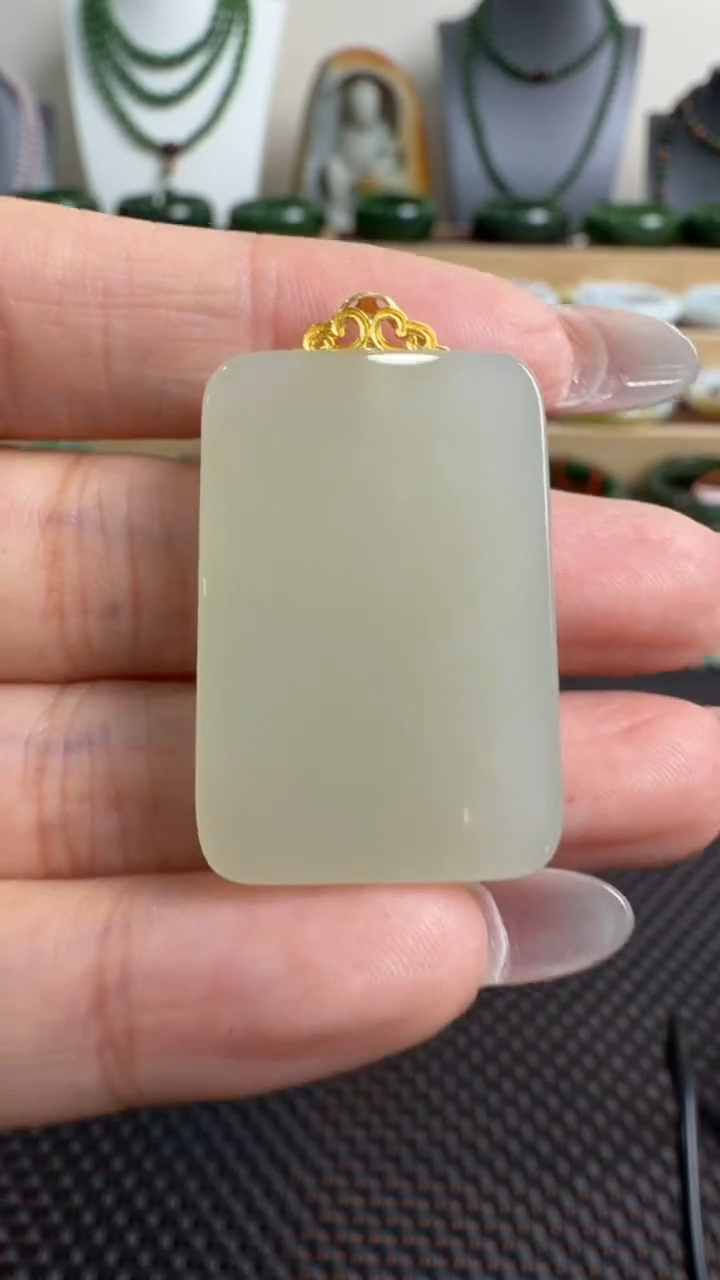 颈饰18K金镶嵌和田玉挂件