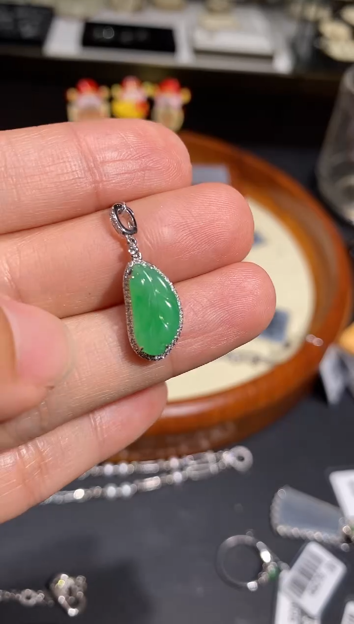 【闪购商品】翡翠颈饰18K金镶嵌吊坠