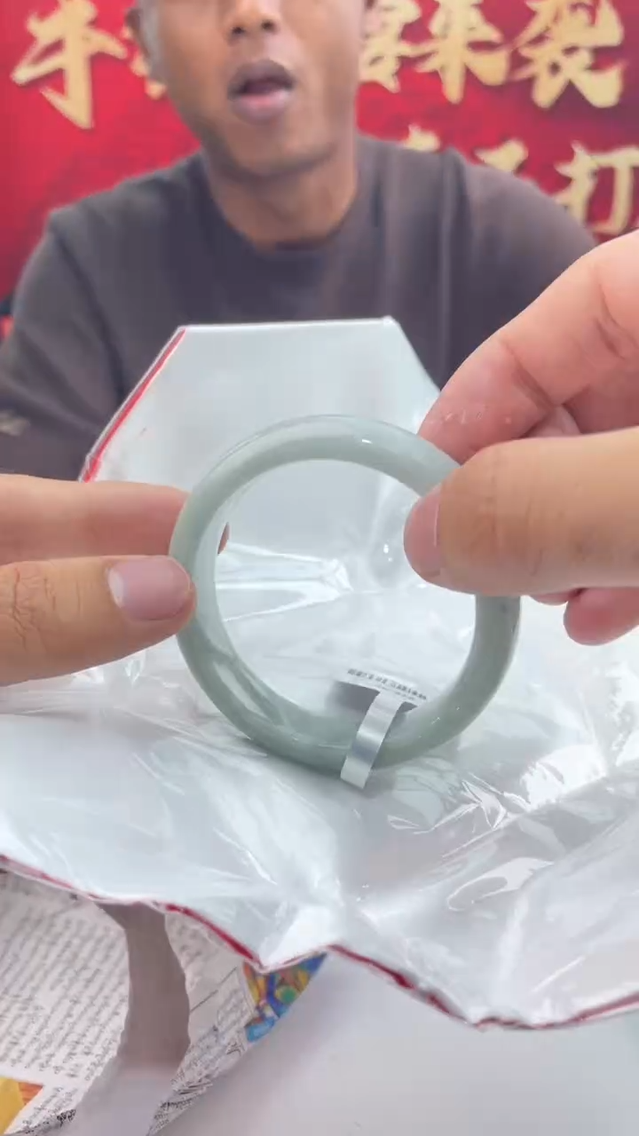 【闪购商品】翡翠手镯未镶嵌28翡翠手镯（微瑕）