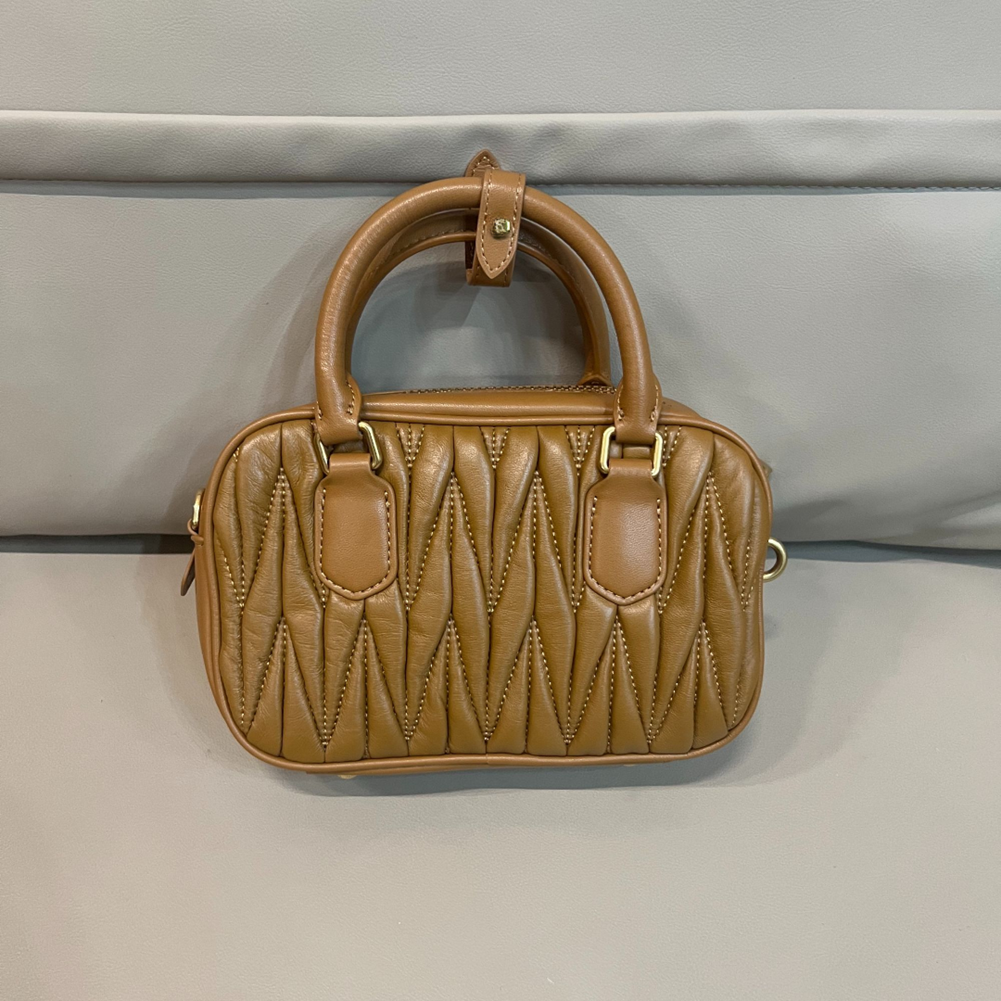 A085轻奢褶皱时尚真皮百搭经典单肩斜挎手提包 棕色