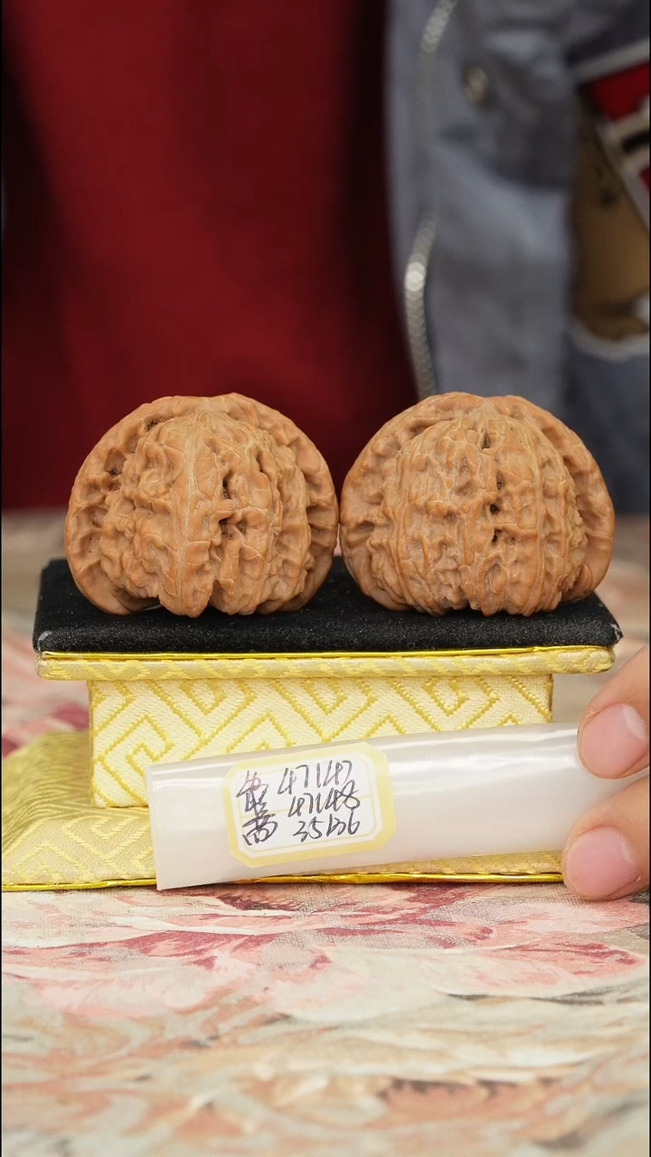 【闪购商品】文玩核桃把件白狮子