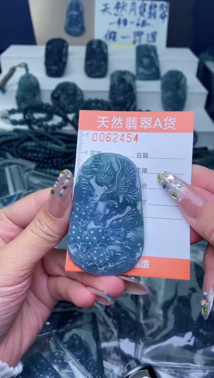 翡翠未镶嵌颈饰········